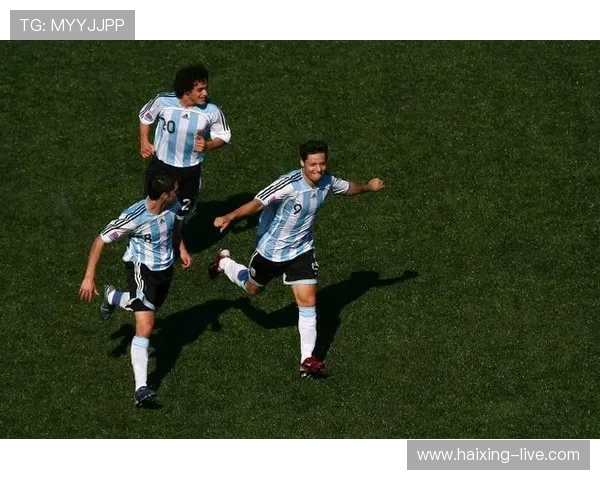 左右两图合成呈现足球巨星风采 见证球场传奇与荣光交织