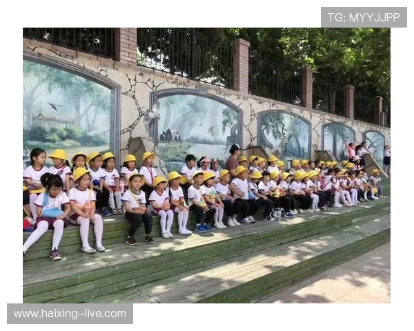 足球球星与小男孩的感人故事一起追寻梦想与成长的足迹