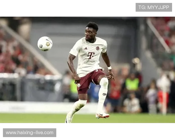 阿方索戴维斯足球折射卡精彩展示速度与技巧的完美结合